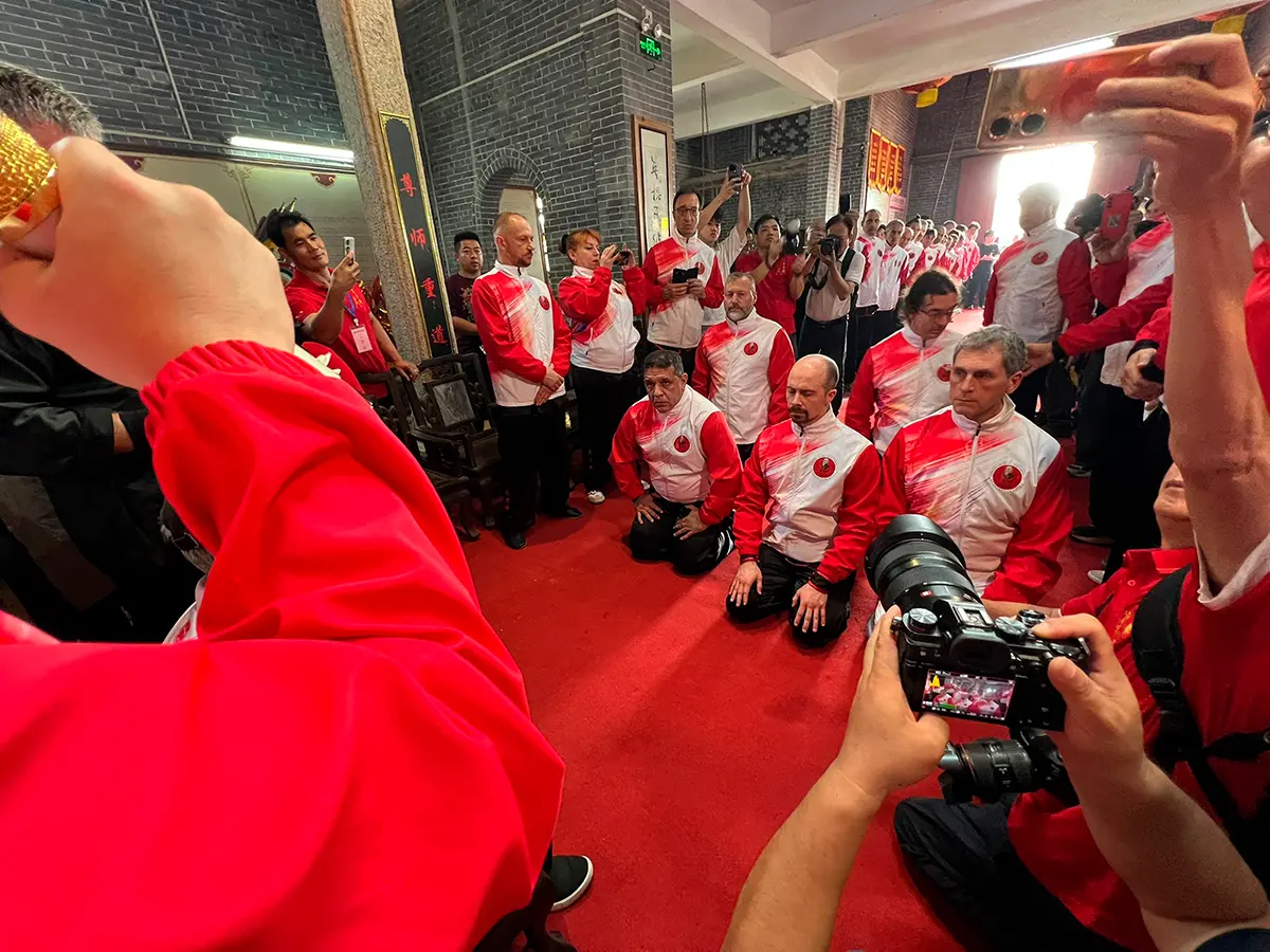 Instructores internacionales realizando el ritual del kowtow ante el altar de Chan Heung, King Mui, abril 2026