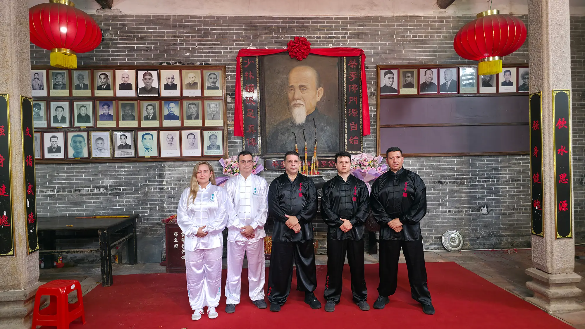 Delegación de Costa Rica en el Salón Ancestral de King Mui, junto al retrato del fundador Chan Heung, abril 2026