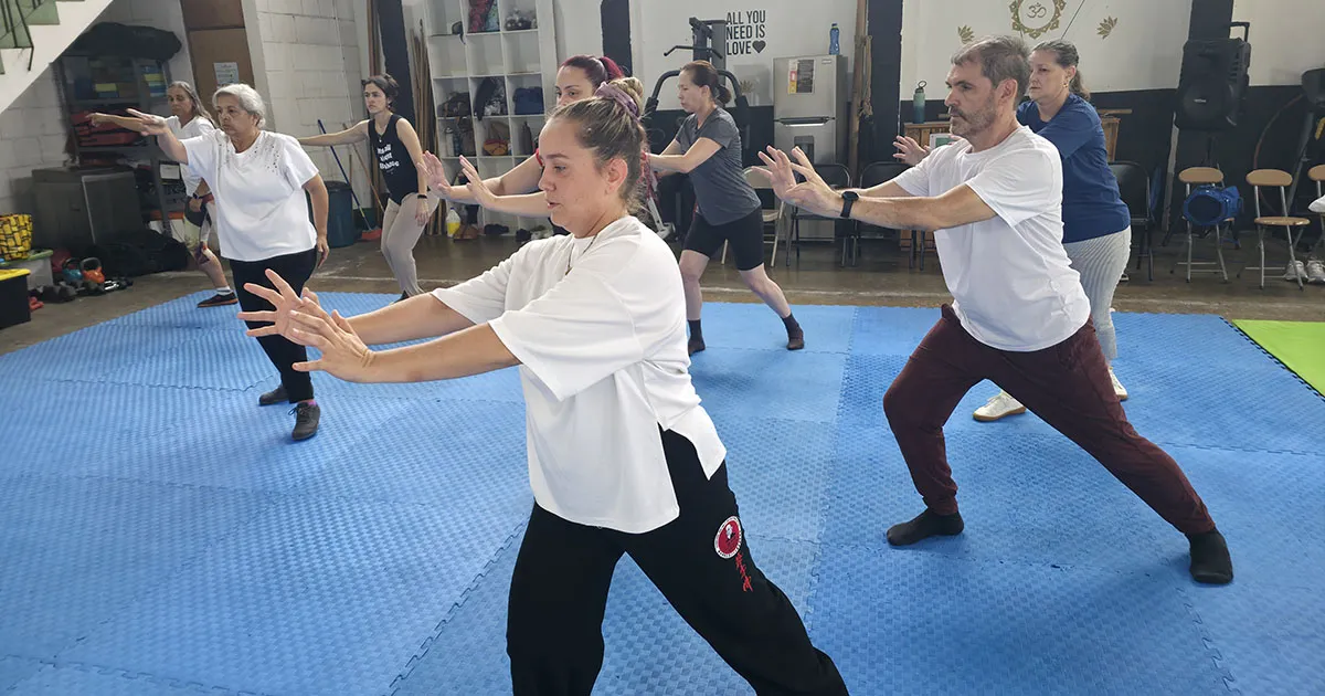 Practicantes de distintas generaciones entrenando Lohan Qigong juntos en la Escuela Choy Lee Fut de Costa Rica