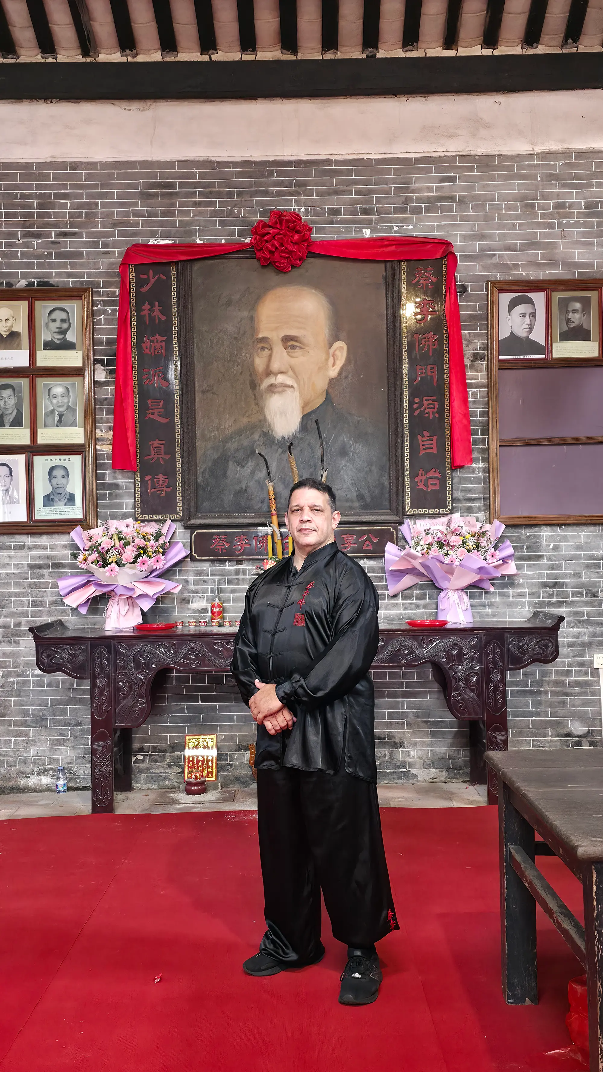 Sifu John La Touche frente al altar del fundador Chan Heung en el Salón Ancestral de King Mui, China, abril 2026